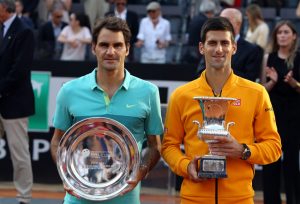 Roger Federer e Novak Djokovic con i trofei (foto Tonelli)
