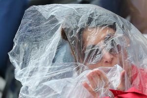 Ripararsi dalla pioggia in ogni modo è lecito (Foto Antonio Costantini)